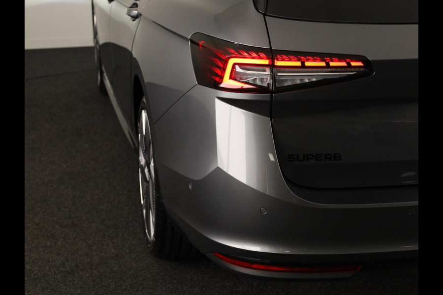 Škoda Superb Combi Sportline Business PHEV 1.5 TSI 204 pk 6 versn. DSG | Panoramadak, elektrisch bedienbaar | Trekhaak, wegklapbaar | Travel Assist Plus Sportline | Dynamic Chassis Control Pakket | CANTON Soundsystem | Lichtmetalen velgen 19 inch Aniara Aero zilver