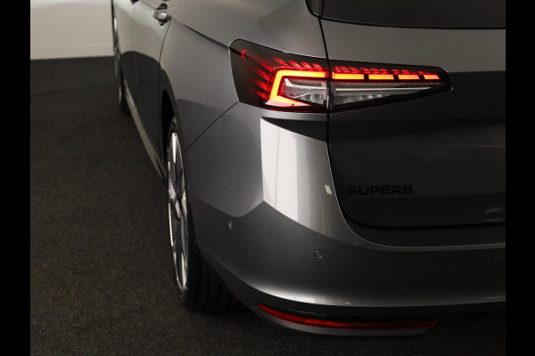Škoda Superb Combi Sportline Business PHEV 1.5 TSI 204 pk 6 versn. DSG | Panoramadak, elektrisch bedienbaar | Trekhaak, wegklapbaar | Travel Assist Plus Sportline | Dynamic Chassis Control Pakket | CANTON Soundsystem | Lichtmetalen velgen 19 inch Aniara Aero zilver