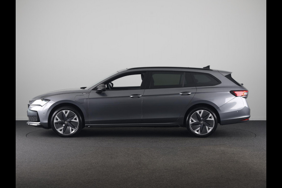 Škoda Superb Combi Sportline Business PHEV 1.5 TSI 204 pk 6 versn. DSG | Panoramadak, elektrisch bedienbaar | Trekhaak, wegklapbaar | Travel Assist Plus Sportline | Dynamic Chassis Control Pakket | CANTON Soundsystem | Lichtmetalen velgen 19 inch Aniara Aero zilver