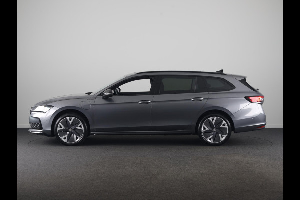 Škoda Superb Combi Sportline Business PHEV 1.5 TSI 204 pk 6 versn. DSG | Panoramadak, elektrisch bedienbaar | Trekhaak, wegklapbaar | Travel Assist Plus Sportline | Dynamic Chassis Control Pakket | CANTON Soundsystem | Lichtmetalen velgen 19 inch Aniara Aero zilver