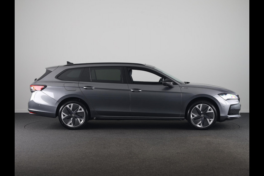 Škoda Superb Combi Sportline Business PHEV 1.5 TSI 204 pk 6 versn. DSG | Panoramadak, elektrisch bedienbaar | Trekhaak, wegklapbaar | Travel Assist Plus Sportline | Dynamic Chassis Control Pakket | CANTON Soundsystem | Lichtmetalen velgen 19 inch Aniara Aero zilver