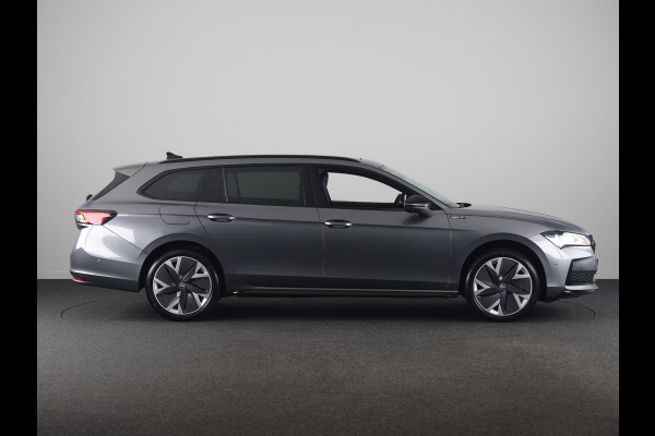 Škoda Superb Combi Sportline Business PHEV 1.5 TSI 204 pk 6 versn. DSG | Panoramadak, elektrisch bedienbaar | Trekhaak, wegklapbaar | Travel Assist Plus Sportline | Dynamic Chassis Control Pakket | CANTON Soundsystem | Lichtmetalen velgen 19 inch Aniara Aero zilver