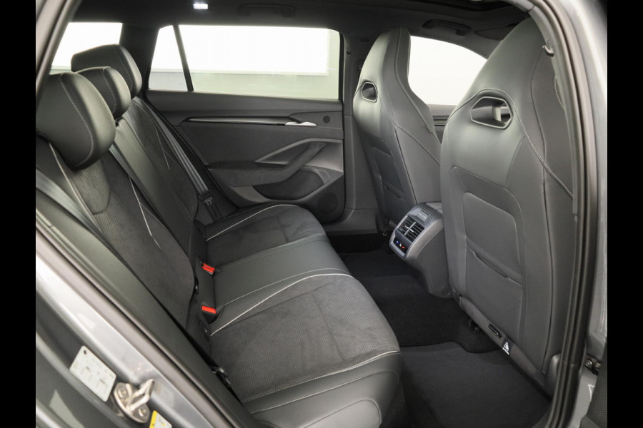 Škoda Superb Combi Sportline Business PHEV 1.5 TSI 204 pk 6 versn. DSG | Panoramadak, elektrisch bedienbaar | Trekhaak, wegklapbaar | Travel Assist Plus Sportline | Dynamic Chassis Control Pakket | CANTON Soundsystem | Lichtmetalen velgen 19 inch Aniara Aero zilver