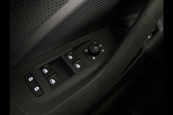 Škoda Superb Combi Sportline Business PHEV 1.5 TSI 204 pk 6 versn. DSG | Panoramadak, elektrisch bedienbaar | Trekhaak, wegklapbaar | Travel Assist Plus Sportline | Dynamic Chassis Control Pakket | CANTON Soundsystem | Lichtmetalen velgen 19 inch Aniara Aero zilver