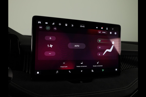 Škoda Superb Combi Sportline Business PHEV 1.5 TSI 204 pk 6 versn. DSG | Panoramadak, elektrisch bedienbaar | Trekhaak, wegklapbaar | Travel Assist Plus Sportline | Dynamic Chassis Control Pakket | CANTON Soundsystem | Lichtmetalen velgen 19 inch Aniara Aero zilver