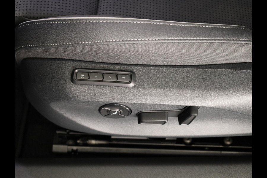 Škoda Superb Combi Sportline Business PHEV 1.5 TSI 204 pk 6 versn. DSG | Panoramadak, elektrisch bedienbaar | Trekhaak, wegklapbaar | Travel Assist Plus Sportline | Dynamic Chassis Control Pakket | CANTON Soundsystem | Lichtmetalen velgen 19 inch Aniara Aero zilver