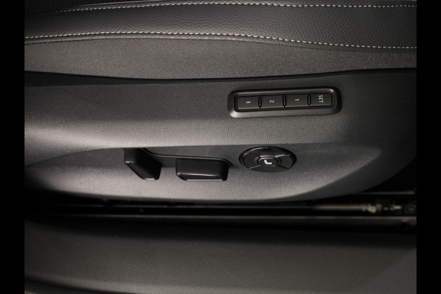 Škoda Superb Combi Sportline Business PHEV 1.5 TSI 204 pk 6 versn. DSG | Panoramadak, elektrisch bedienbaar | Trekhaak, wegklapbaar | Travel Assist Plus Sportline | Dynamic Chassis Control Pakket | CANTON Soundsystem | Lichtmetalen velgen 19 inch Aniara Aero zilver