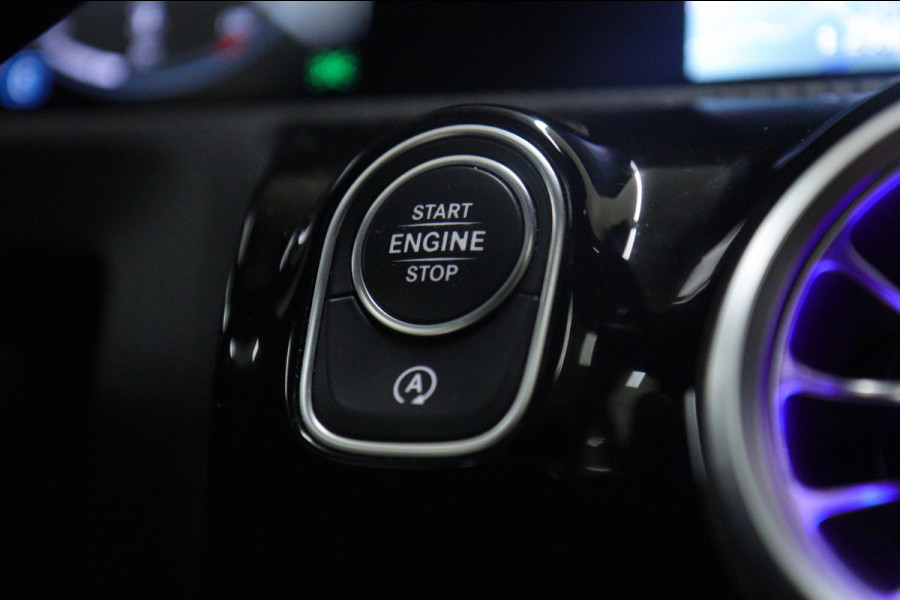 Mercedes-Benz A-Klasse 200 Business Solution AMG PANO/CAM/LANEASSIST/ACC/STOELVER/SFEERVER/VOL