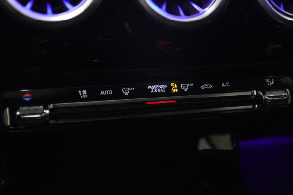 Mercedes-Benz A-Klasse 200 Business Solution AMG PANO/CAM/LANEASSIST/ACC/STOELVER/SFEERVER/VOL