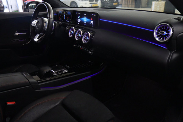 Mercedes-Benz A-Klasse 200 Business Solution AMG PANO/CAM/LANEASSIST/ACC/STOELVER/SFEERVER/VOL