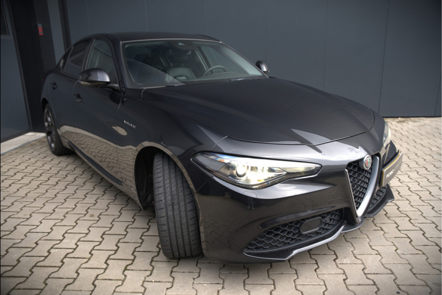 Alfa Romeo Giulia 2.0 T AWD Veloce Q4 | Harman Kardon | Stuurverwarming | Stoelverwarming | Memory Seat | Keyless | Adaptive Cruise Control | Camera | Navigatie | DNA | Leer | QV Velgen | Elektrische Stoelen | Dodehoek Detectie |