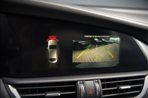 Alfa Romeo Giulia 2.0 T AWD Veloce Q4 | Harman Kardon | Stuurverwarming | Stoelverwarming | Memory Seat | Keyless | Adaptive Cruise Control | Camera | Navigatie | DNA | Leer | QV Velgen | Elektrische Stoelen | Dodehoek Detectie |