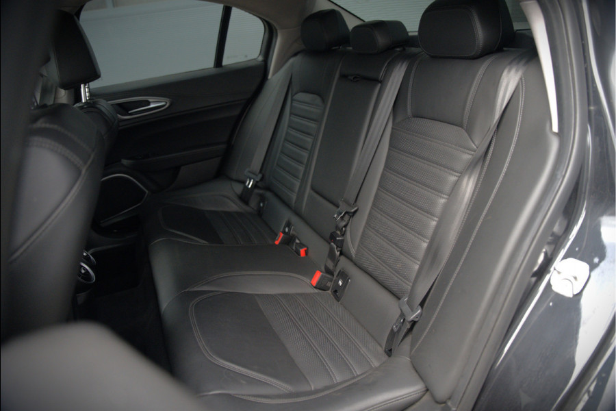 Alfa Romeo Giulia 2.0 T AWD Veloce Q4 | Harman Kardon | Stuurverwarming | Stoelverwarming | Memory Seat | Keyless | Adaptive Cruise Control | Camera | Navigatie | DNA | Leer | QV Velgen | Elektrische Stoelen | Dodehoek Detectie |