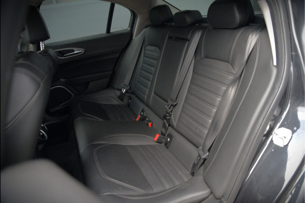 Alfa Romeo Giulia 2.0 T AWD Veloce Q4 | Harman Kardon | Stuurverwarming | Stoelverwarming | Memory Seat | Keyless | Adaptive Cruise Control | Camera | Navigatie | DNA | Leer | QV Velgen | Elektrische Stoelen | Dodehoek Detectie |