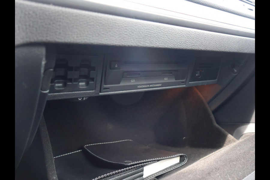 Volkswagen e-Golf + LEDER SPORTINTERIEUR | VIRTUAL COCKPIT | ADAPTIVE CRUISE | LED | CAMERA | STOELVERW. | APPLE CARPLAY