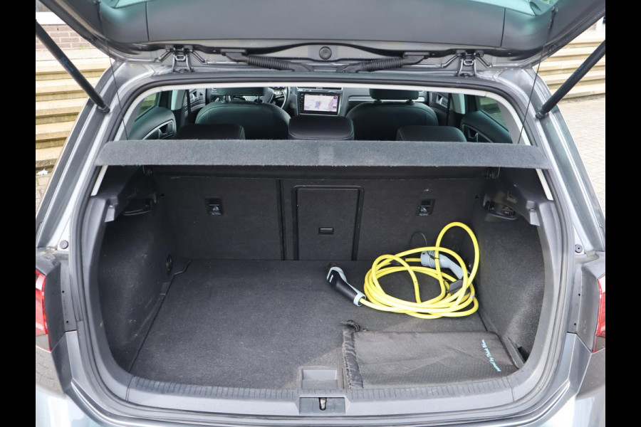 Volkswagen e-Golf + LEDER SPORTINTERIEUR | VIRTUAL COCKPIT | ADAPTIVE CRUISE | LED | CAMERA | STOELVERW. | APPLE CARPLAY