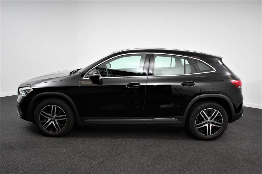 Mercedes-Benz GLA 200 163pk Automaat Progressive Navigatie Climate Control Camera Parkeer sensoren Stoelverwarming DAB Lichtmetalen velgen 18" Electrisch bedienbare achterklep