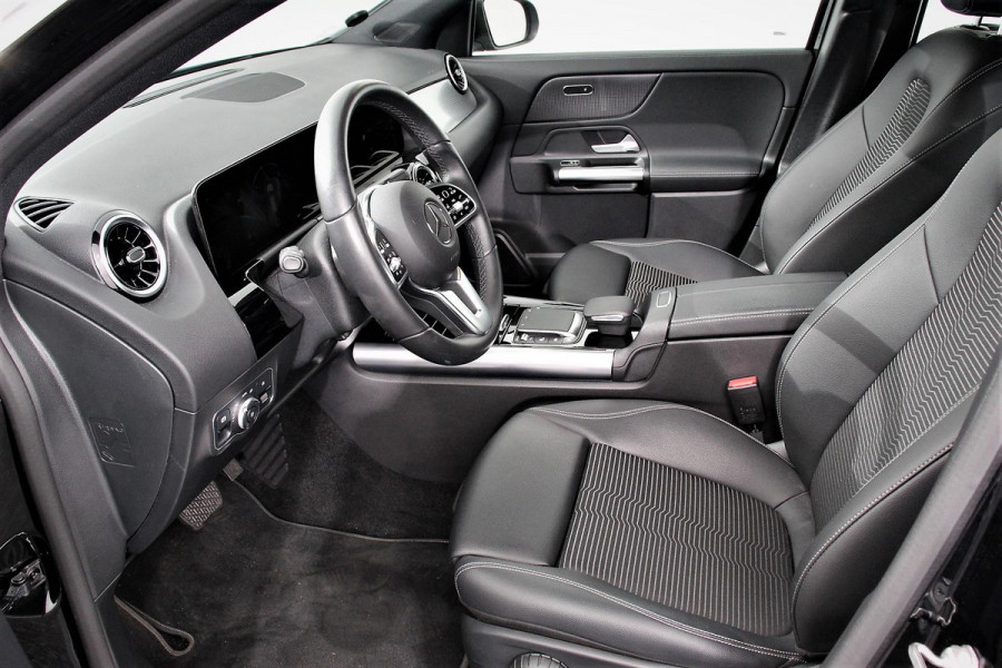 Mercedes-Benz GLA 200 163pk Automaat Progressive Navigatie Climate Control Camera Parkeer sensoren Stoelverwarming DAB Lichtmetalen velgen 18" Electrisch bedienbare achterklep