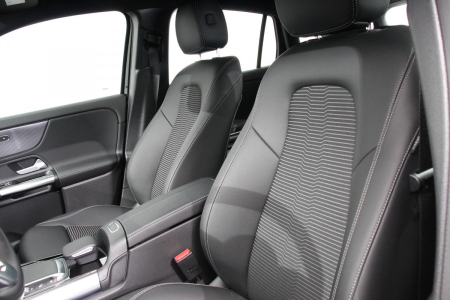 Mercedes-Benz GLA 200 163pk Automaat Progressive Navigatie Climate Control Camera Parkeer sensoren Stoelverwarming DAB Lichtmetalen velgen 18" Electrisch bedienbare achterklep