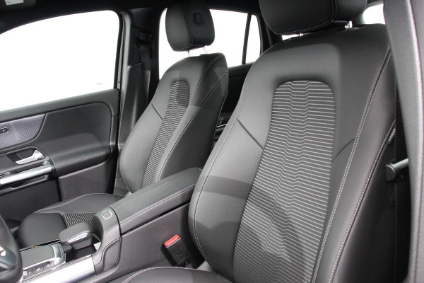 Mercedes-Benz GLA 200 163pk Automaat Progressive Navigatie Climate Control Camera Parkeer sensoren Stoelverwarming DAB Lichtmetalen velgen 18" Electrisch bedienbare achterklep