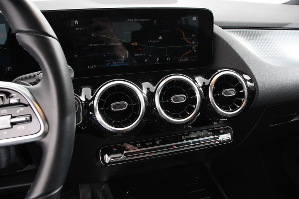 Mercedes-Benz GLA 200 163pk Automaat Progressive Navigatie Climate Control Camera Parkeer sensoren Stoelverwarming DAB Lichtmetalen velgen 18" Electrisch bedienbare achterklep