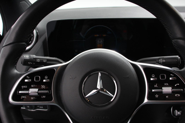 Mercedes-Benz GLA 200 163pk Automaat Progressive Navigatie Climate Control Camera Parkeer sensoren Stoelverwarming DAB Lichtmetalen velgen 18" Electrisch bedienbare achterklep