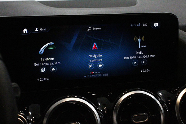 Mercedes-Benz GLA 200 163pk Automaat Progressive Navigatie Climate Control Camera Parkeer sensoren Stoelverwarming DAB Lichtmetalen velgen 18" Electrisch bedienbare achterklep