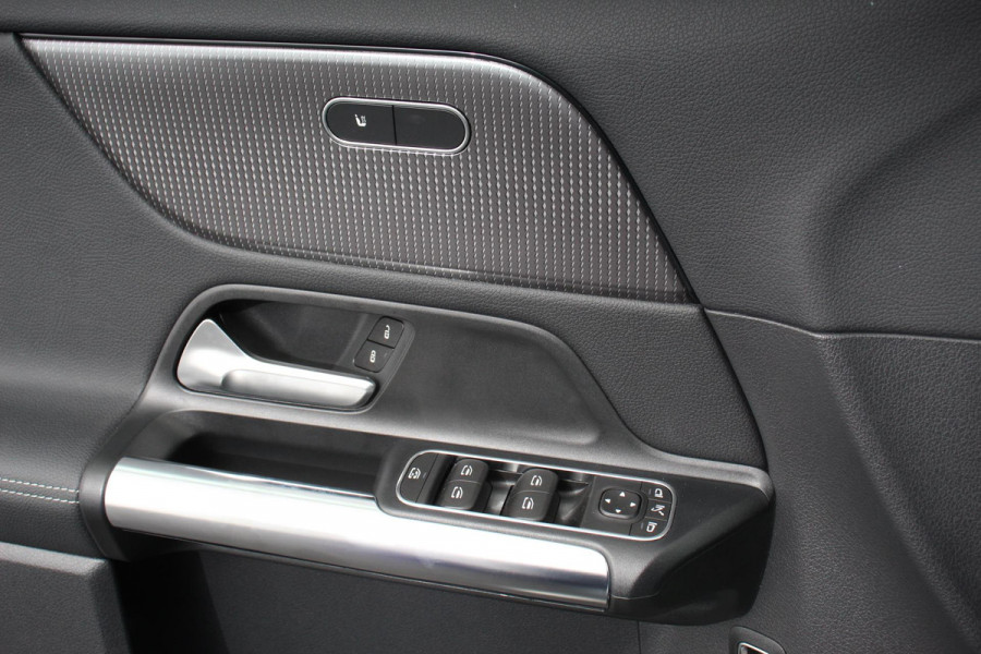 Mercedes-Benz GLA 200 163pk Automaat Progressive Navigatie Climate Control Camera Parkeer sensoren Stoelverwarming DAB Lichtmetalen velgen 18" Electrisch bedienbare achterklep