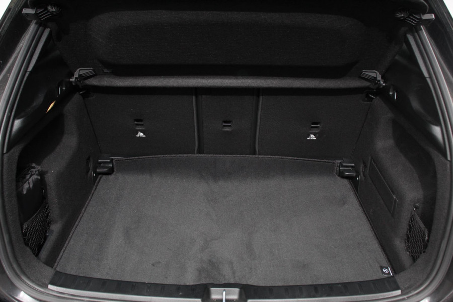 Mercedes-Benz GLA 200 163pk Automaat Progressive Navigatie Climate Control Camera Parkeer sensoren Stoelverwarming DAB Lichtmetalen velgen 18" Electrisch bedienbare achterklep