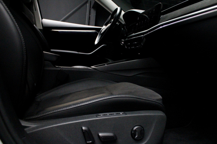 Škoda Octavia Combi 1.4 TSI iV PHEV HUD Leder Memory Camera ACC Stuurverwarming Ambient Keyless Virtual