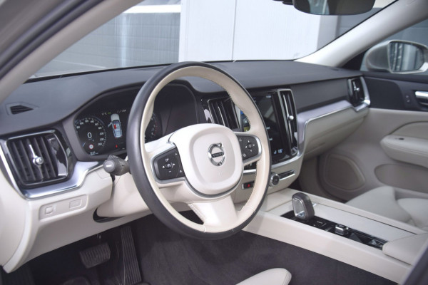 Volvo V60 2.0 B3 Momentum Business UITKLAPBARE TREKHAAK/LEDEREN BEKLEDING/COMFORT-STOELEN
