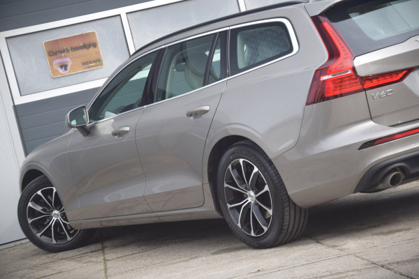Volvo V60 2.0 B3 Momentum Business UITKLAPBARE TREKHAAK/LEDEREN BEKLEDING/COMFORT-STOELEN