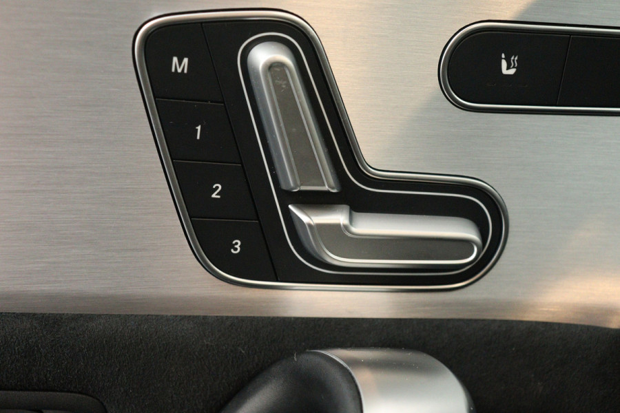 Mercedes-Benz A-Klasse 250 e Business Solution AMG Limited (PANORAMADAK, TREKHAAK, STOELVERWARMING, SFEERVERLICHTING, CAMERA)