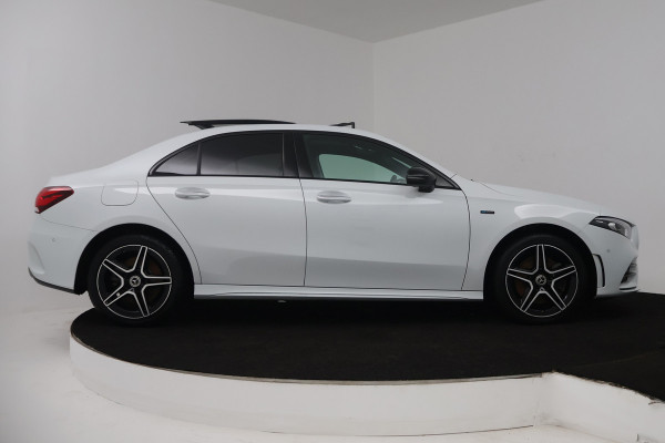 Mercedes-Benz A-Klasse 250 e Business Solution AMG Limited (PANORAMADAK, TREKHAAK, STOELVERWARMING, SFEERVERLICHTING, CAMERA)