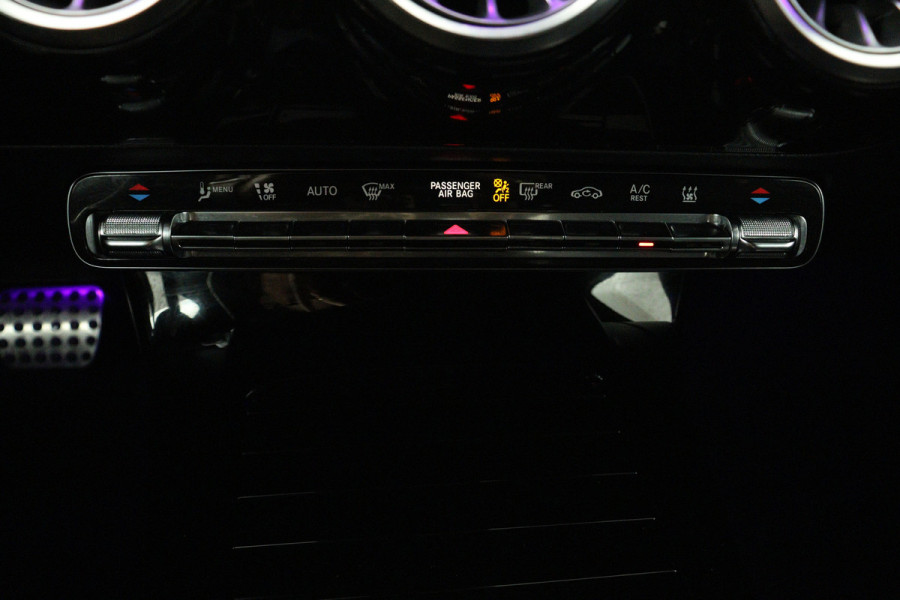 Mercedes-Benz A-Klasse 250 e Business Solution AMG Limited (PANORAMADAK, TREKHAAK, STOELVERWARMING, SFEERVERLICHTING, CAMERA)