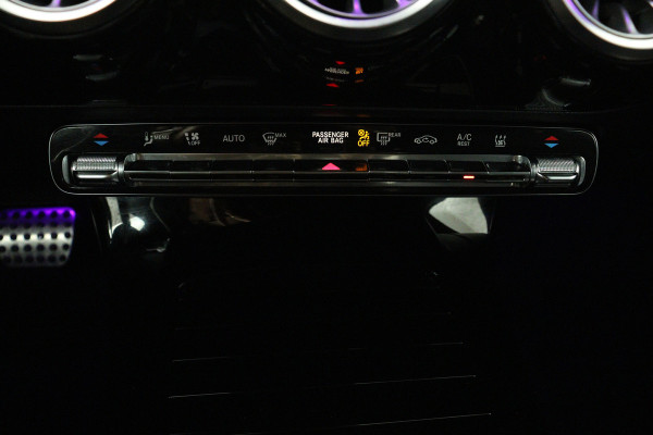 Mercedes-Benz A-Klasse 250 e Business Solution AMG Limited (PANORAMADAK, TREKHAAK, STOELVERWARMING, SFEERVERLICHTING, CAMERA)