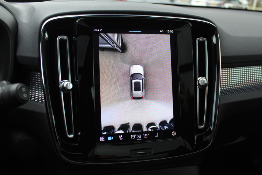 Volvo C40 Single Motor Extended Range Ultimate 82 kWh / Trekhaak / Panoramadak / 360Camera / Half leder / Keyless / 20'' / Harman Kardon / CarPlay / Warmtepomp / Stuur+Stoelverwarming / Dodehoek / DAB / ACC