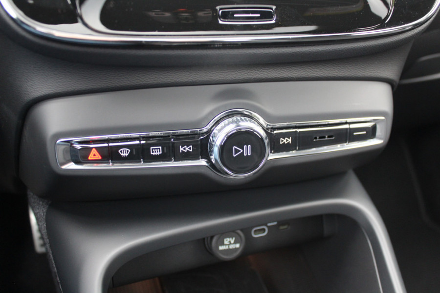 Volvo C40 Single Motor Extended Range Ultimate 82 kWh / Trekhaak / Panoramadak / 360Camera / Half leder / Keyless / 20'' / Harman Kardon / CarPlay / Warmtepomp / Stuur+Stoelverwarming / Dodehoek / DAB / ACC