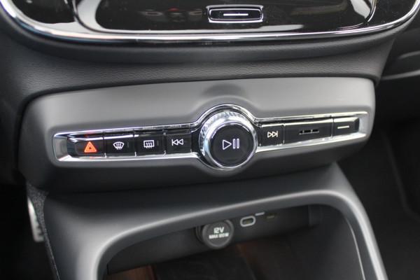 Volvo C40 Single Motor Extended Range Ultimate 82 kWh / Trekhaak / Panoramadak / 360Camera / Half leder / Keyless / 20'' / Harman Kardon / CarPlay / Warmtepomp / Stuur+Stoelverwarming / Dodehoek / DAB / ACC