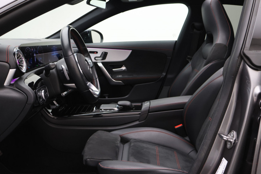 Mercedes-Benz CLA-Klasse Shooting Brake 250 e Premium Plus AMG Panoramadak, ACC, Camera, Sfeerverlichting, Trekhaak, Widescreen, 18"