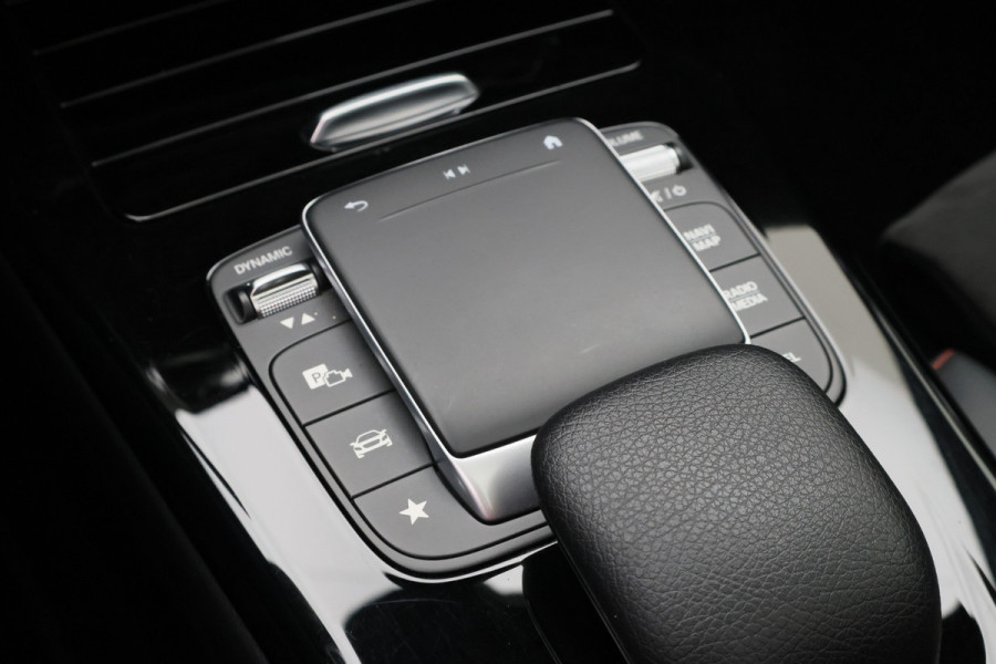 Mercedes-Benz CLA-Klasse Shooting Brake 250 e Premium Plus AMG Panoramadak, ACC, Camera, Sfeerverlichting, Trekhaak, Widescreen, 18"