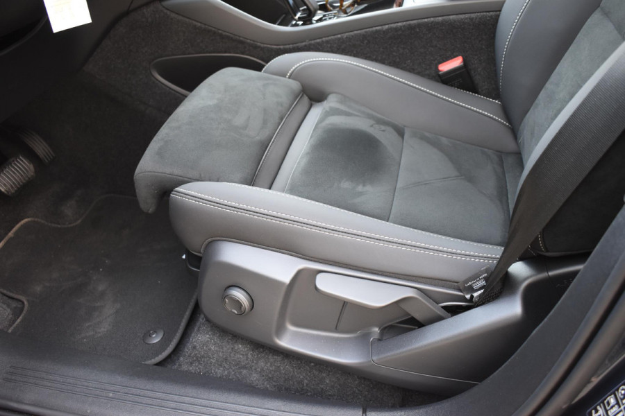 Volvo EX40 252PK Single Motor Extended Range 82 kWh Plus / Lounge Pakket / Panoramadak / 360 Camera / Extra getint glas / 20'' Velgen / MicroTech/Nubuck bekleding