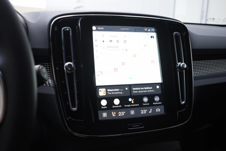 Volvo EX40 252PK Single Motor Extended Range 82 kWh Plus / Lounge pakket / Extra getint glas / Panoramadak / 360 camera / 20''velgen / zwart dak