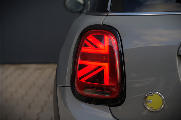 MINI Mini Electric Yours 33 kWh | Panoramadak | Harman Kardon | Head-Up Display | Union Jack | Black Pack | BTW | Stoelverwarming | Keyless | Apple Carplay | Navigatie | Camera | Parkeersensoren | Warmtepomp | Leer | Cruise
