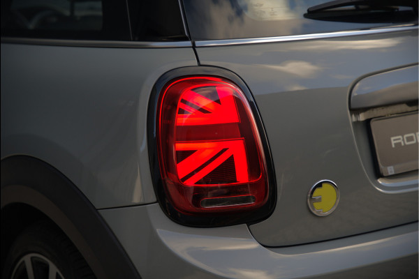 MINI Mini Electric Yours 33 kWh | Panoramadak | Harman Kardon | Head-Up Display | Union Jack | Black Pack | BTW | Stoelverwarming | Keyless | Apple Carplay | Navigatie | Camera | Parkeersensoren | Warmtepomp | Leer | Cruise