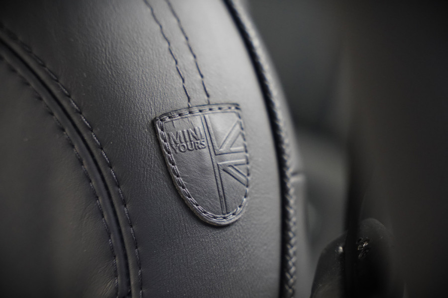 MINI Mini Electric Yours 33 kWh | Panoramadak | Harman Kardon | Head-Up Display | Union Jack | Black Pack | BTW | Stoelverwarming | Keyless | Apple Carplay | Navigatie | Camera | Parkeersensoren | Warmtepomp | Leer | Cruise