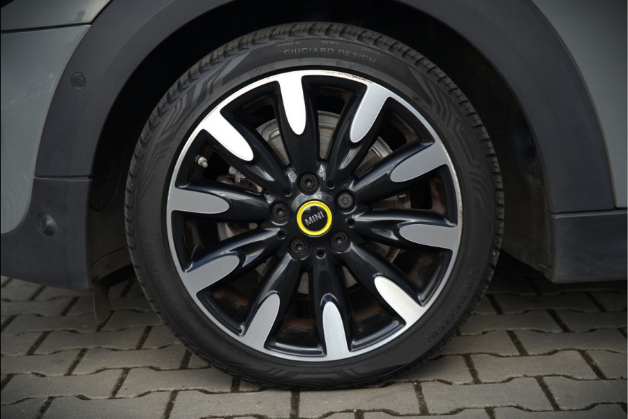 MINI Mini Electric Yours 33 kWh | Panoramadak | Harman Kardon | Head-Up Display | Union Jack | Black Pack | BTW | Stoelverwarming | Keyless | Apple Carplay | Navigatie | Camera | Parkeersensoren | Warmtepomp | Leer | Cruise