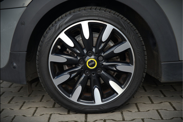 MINI Mini Electric Yours 33 kWh | Panoramadak | Harman Kardon | Head-Up Display | Union Jack | Black Pack | BTW | Stoelverwarming | Keyless | Apple Carplay | Navigatie | Camera | Parkeersensoren | Warmtepomp | Leer | Cruise