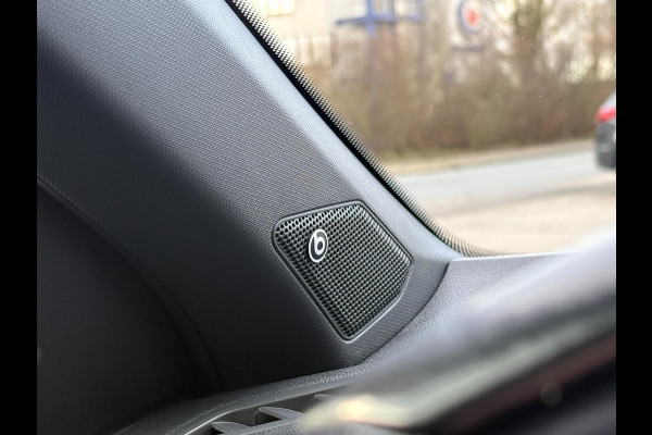 Volkswagen T-Roc 1.5 TSI Sport Business R-Line | VOL! | Afneembare Trekhaak | Panoramadak | Beats Audio | Stoelverwarming | Adaptive Cruise |