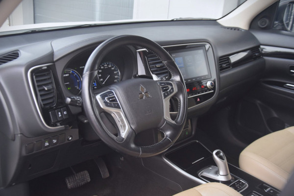 Mitsubishi Outlander 2.4 PHEV Pure+ Leer / Trekhaak / Side skirts
